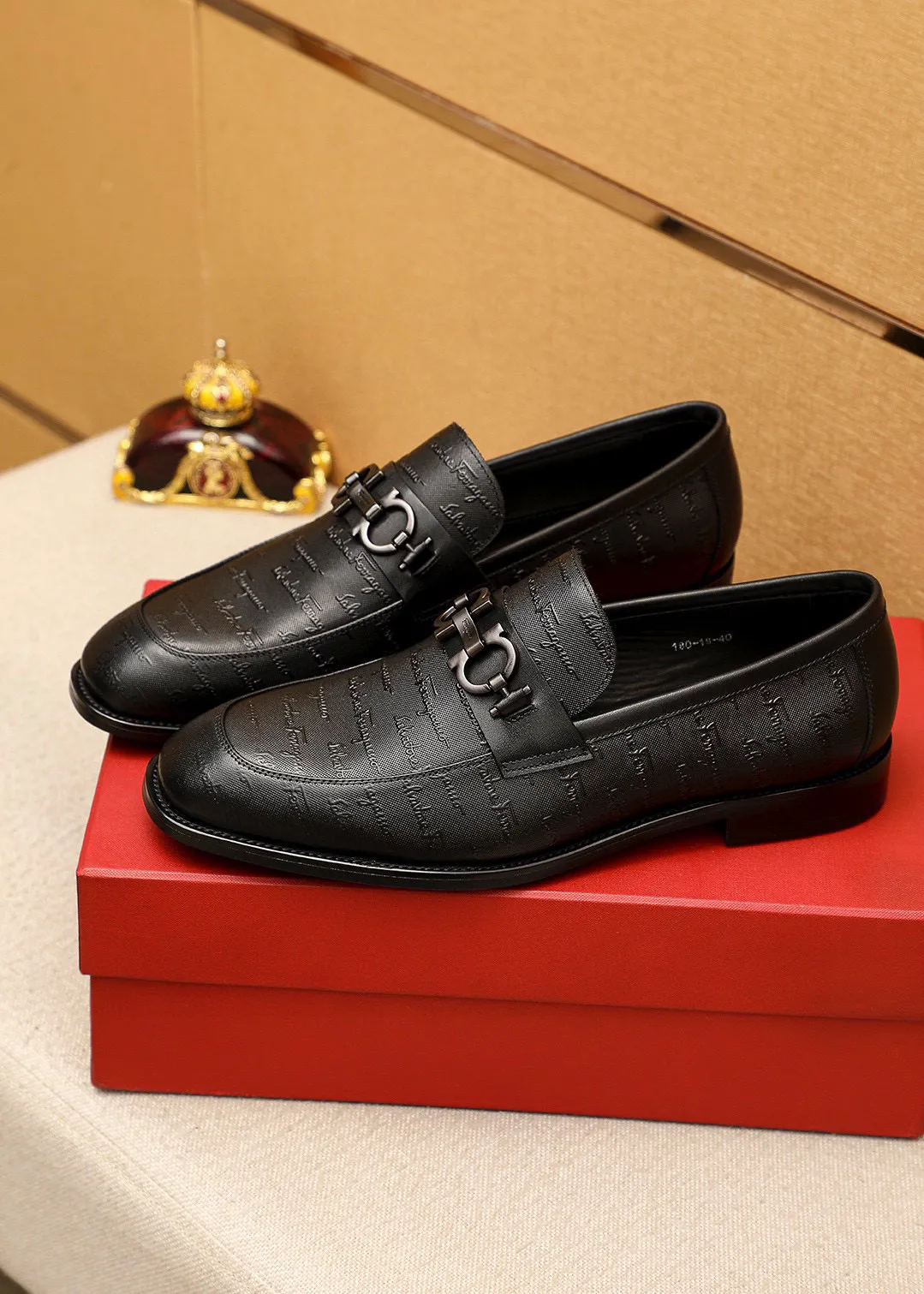 Men's shoes 💰460 💐 Product trademark: Ferragamo "Ferragamo" casual leather shoes Regular size: 38-44 (45.46🉑️customized) Product materials: Selected imported first-layer cowhide embossed upper + luxury hardware buckle, imported water-dyed cowhide leather lining. Strong three-dimensional visual effect, original rubber outsole Color: 1⃣️color optional